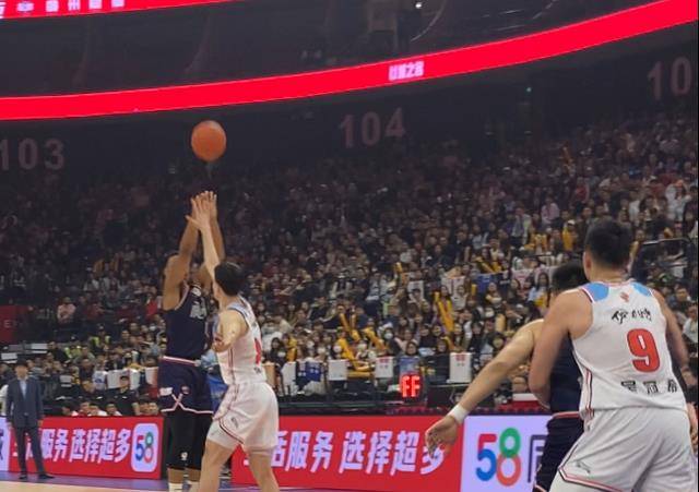 B体育-沙尔克战胜强敌，迎来振奋胜利(沙尔克战胜强敌,迎来振奋胜利的战役)