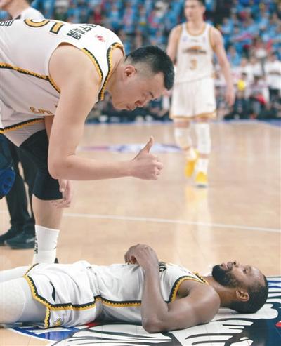 B体育-比赛中球员们奋勇拼搏赢得胜利(运动员比赛中经过拼搏获得胜利后狂喜的情绪状态是)