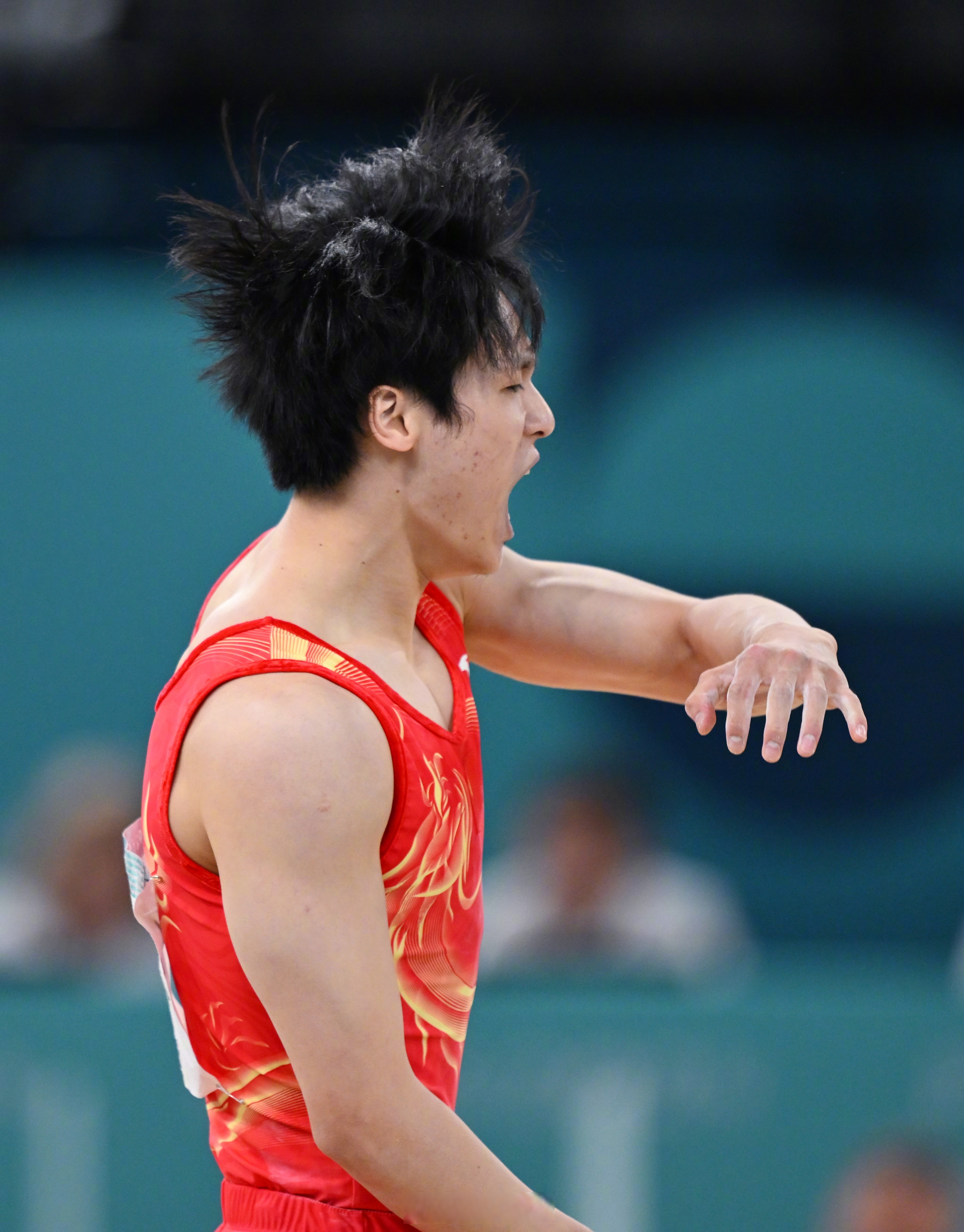 日本体操选手摘下银牌，表情复杂(日本体操选手摘下银牌,表情复杂吗)