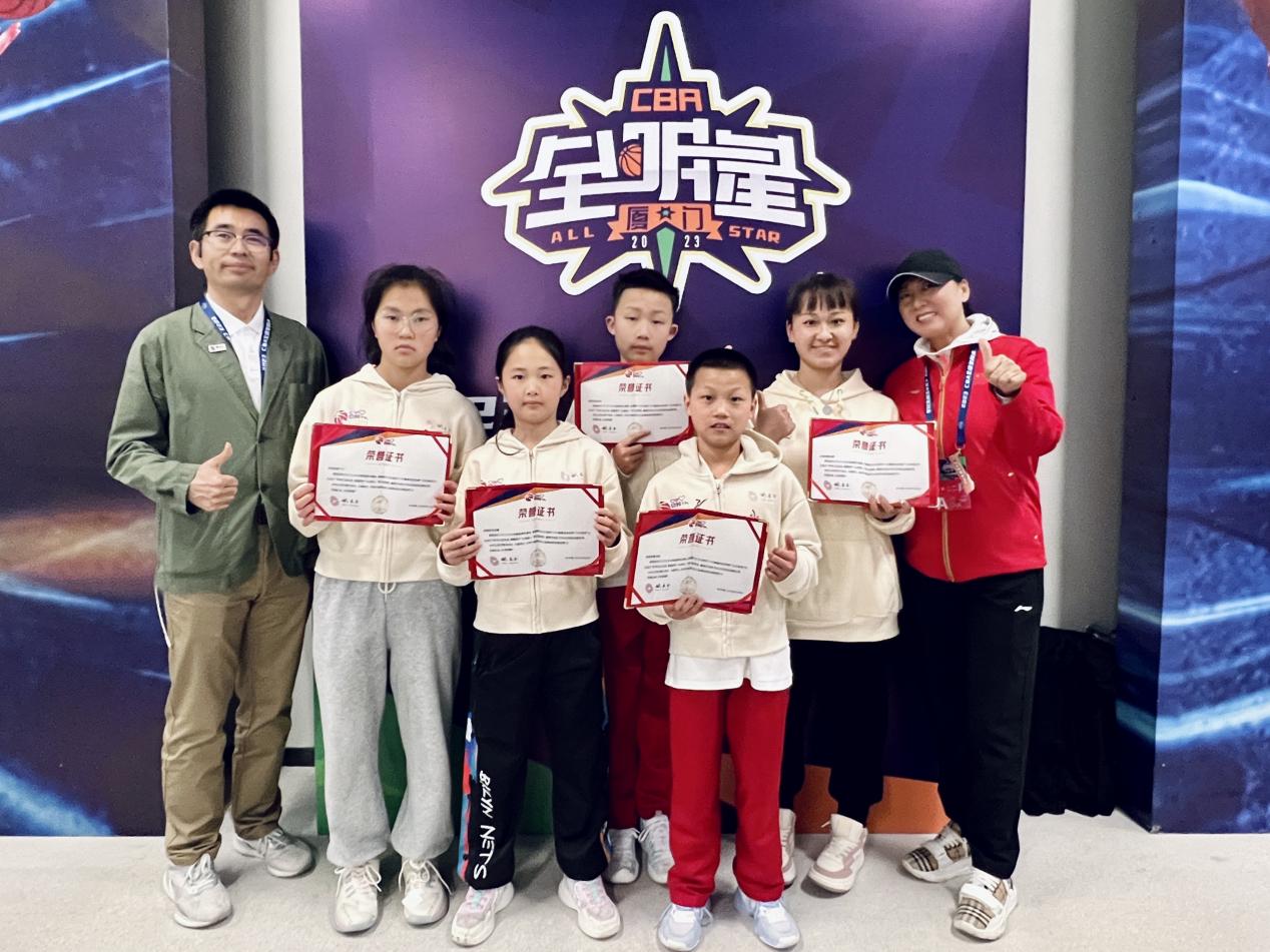 b体育官方入口-篮球明星前往当地学校开展公益活动(篮球比赛明星)