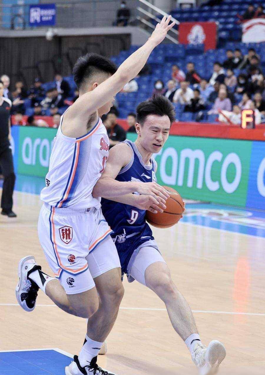 北京男篮战胜广州队，表现抢眼场场取胜