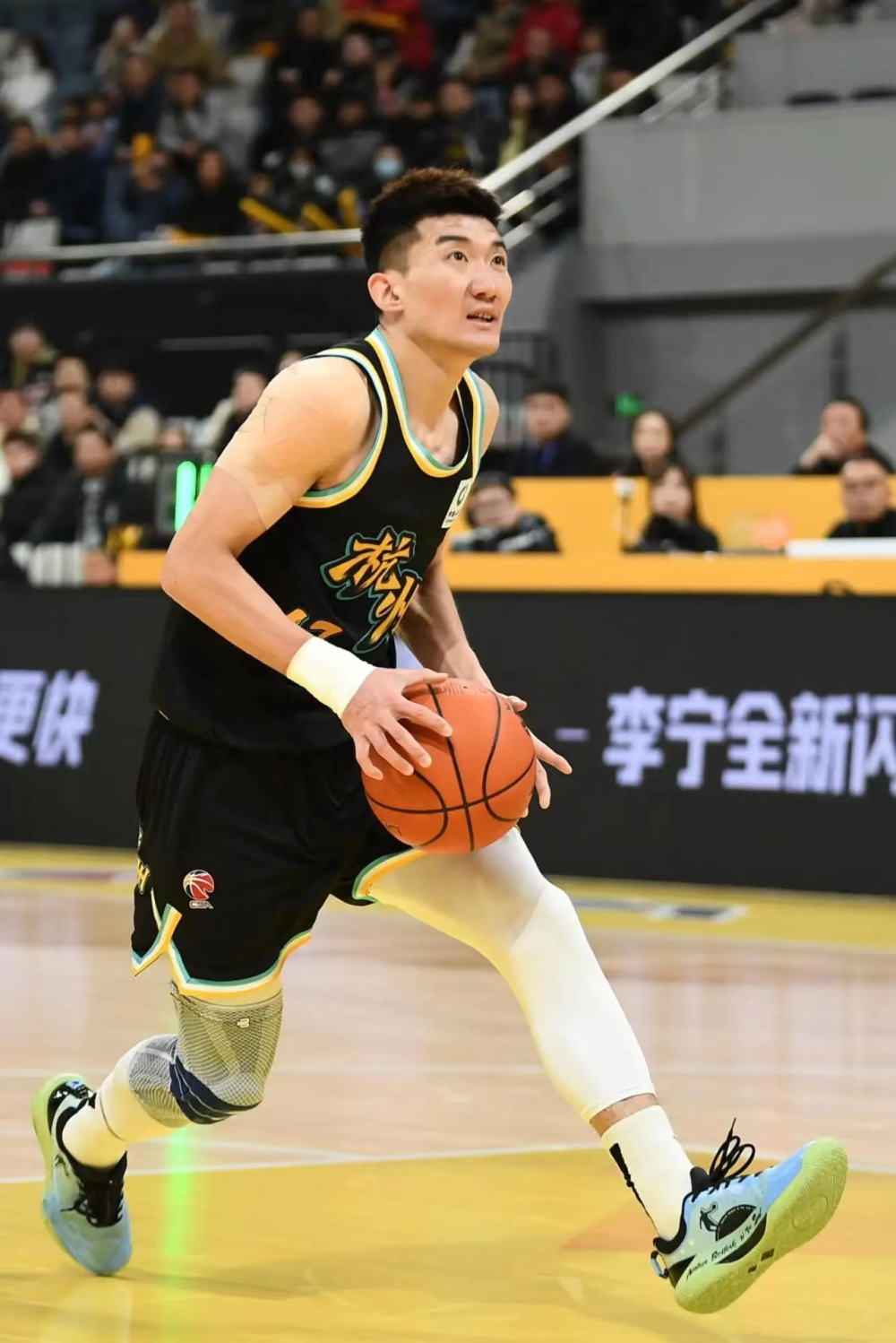 黄荣奇15分广东胜福建孙铭徽16+18广厦胜四川的简单介绍