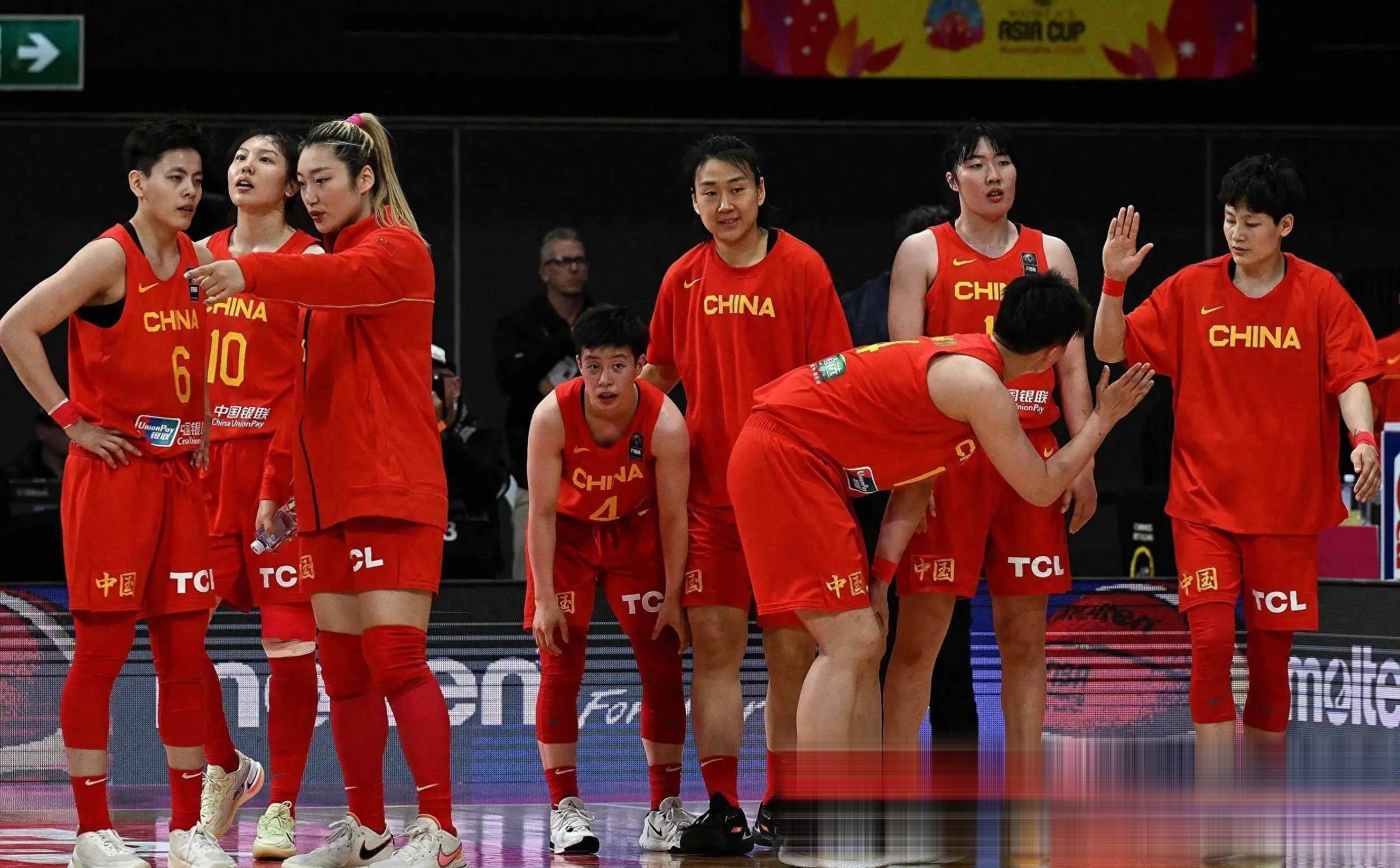 《歌唱祖国》响彻全场中国女篮全胜夺冠