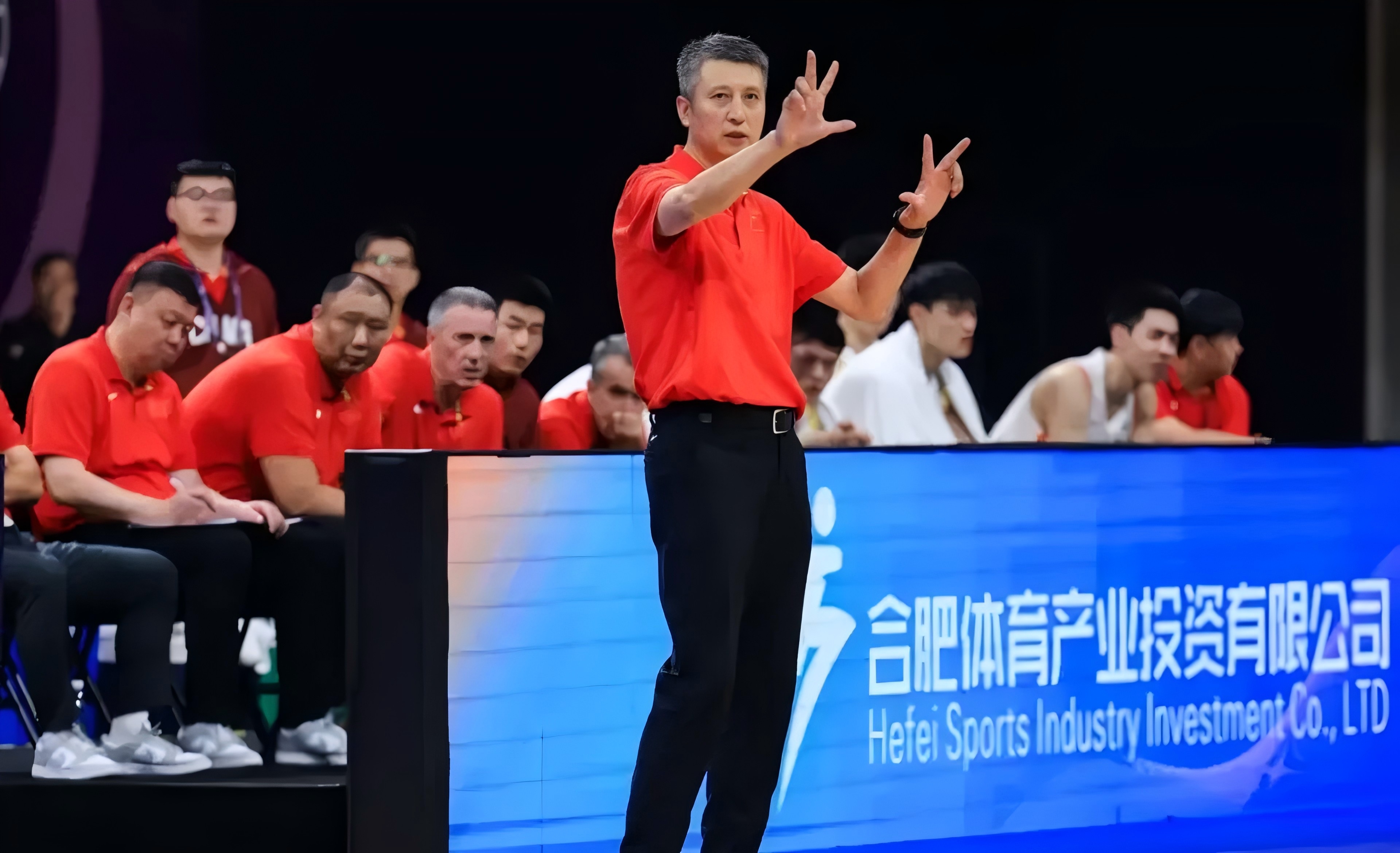 关于球员们在比赛中展现出非凡实力，力争取得胜利的信息