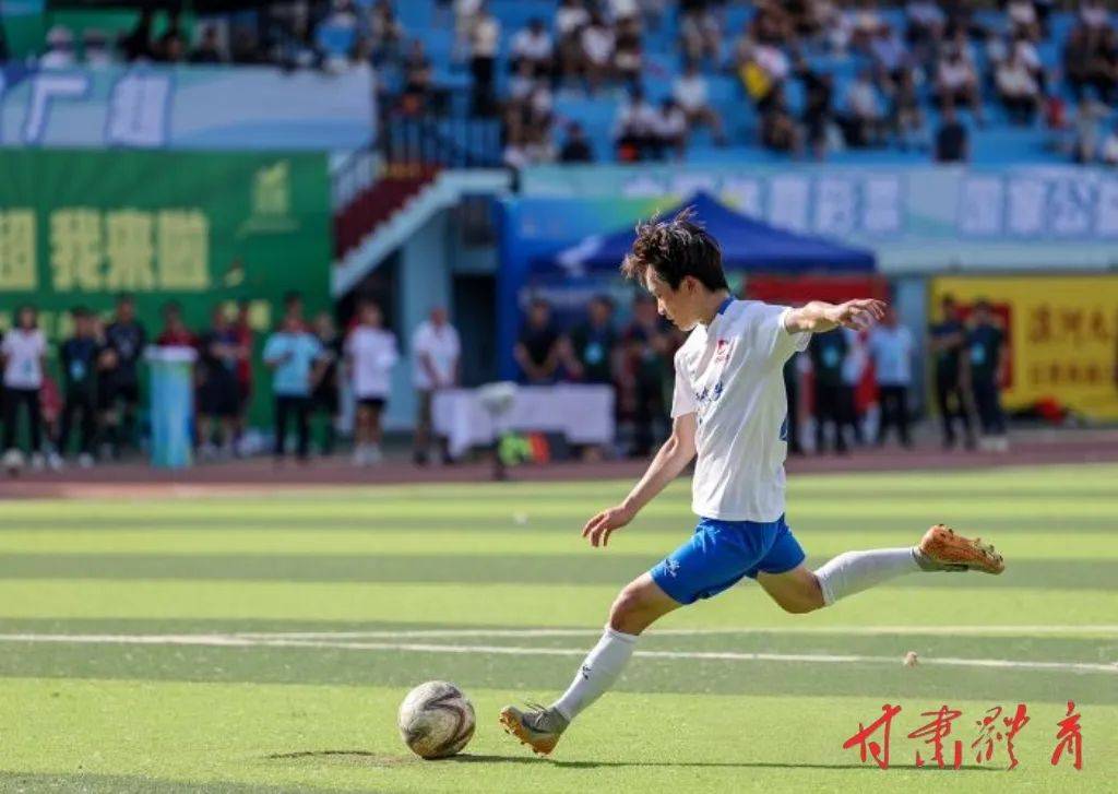 B体育-球场上一片欢腾，队员们全力以赴奋力拼搏